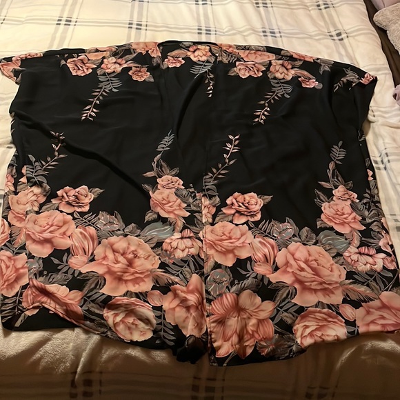 Floral batwing wrap ❤️ - Picture 1 of 3